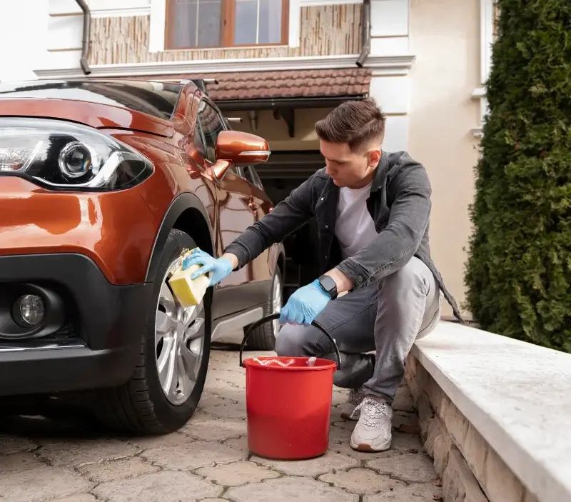 Lavage auto à domicile Brée : professionnel intervenant sur un véhicule